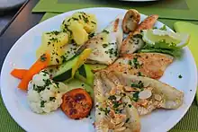 Sens 3 : poisson, omble aux amandes avec un quartier de citron.