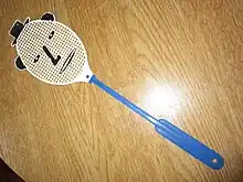 Une tapette à mouche en forme de visage.