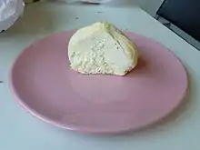 Photo du fromage sur une assiette.