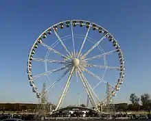 Photographie d'une structure métallique circulaire de grande taille.