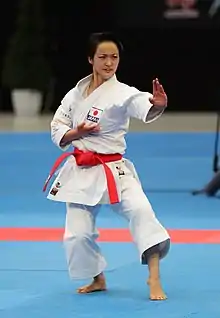 Photo de la karatéka Kiyou Shimizu exécutant un kata lors d’une compétition.