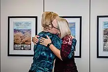 Deux femmes se font un câlin.