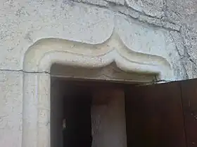 Linteau à arc lancéolé dans la chartreuse de Mélan (vieux village des Alpes-de-Haute-Provence).