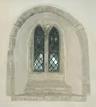 Arcs lancéolés de 2 lancettes jumelées sous un arc plein cintre (église de Little Faringdon, Oxfordshire).