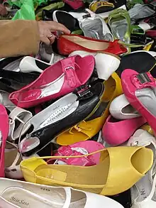 Photo d’un marché aux chaussures