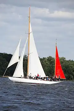 Un bateau “deux-mâts” (1) : yawl en gréement bermudien, avec son grand mât et son mât d'artimon (à l'arrière).