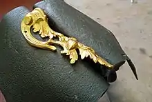 Pièce de cuivre coincée sur étau mais protégée par un cuir