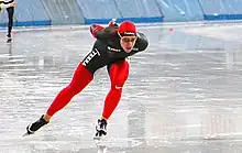 Photographie d'un homme sur des patins à glaces.