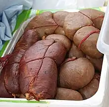 Photo d’une caisse de saucisses crues.