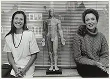 Deux femmes et une statue représentant les points d’acuponcture