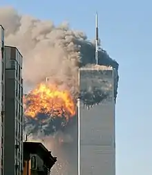 Photographie des World Trade Center en flamme.