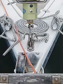 photo de haut du pont d'un yacht, cordes