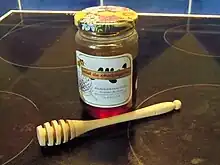 Photographie montrant le bâton posé sur une plaque.