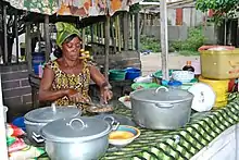 Une femme préparant un repas sur une table