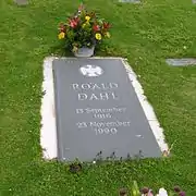 Photographie d’une plaque de pierre gravée.