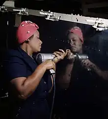 Photographie d’une riveteuse maniant une riveuse dans le Tennessee en 1943 pour la construction d'un bombardier Vultee A-31