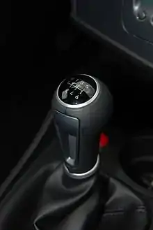 Photographie d’un manche noir marqué sur le dessus des différentes vitesses disponibles.