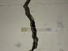 Une fissure dans un mur, dans la ville de Seattle, aux États-Unis d’Amérique.