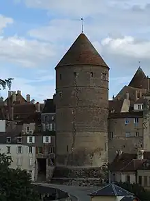Bâtiment avec une fente en hauteur.