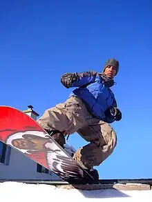 Photographie d’une personne équipée d’une planche sous les pieds.