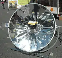 Photographie de plaques argentées permettant de cuire grâce au soleil.