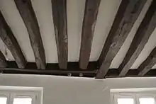 Photographie d’un plancher vu de dessous.