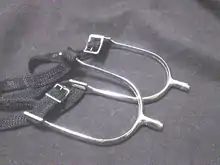 Une paire d’éperons pour l’équitation.