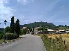 Photographie de l'entrée d'un village.