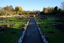 Photographie d’un cimetière avec de la végétation.