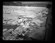 Photo en noir et blanc de blocs de glace bloqués le long de la berge de la Garonne.