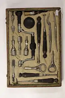 Photographie d’un ensemble de matériel destiné à pratiquer une trépanation.