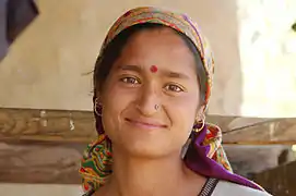 Villageoise en costume traditionnel féminin de la vallée de Kullu.