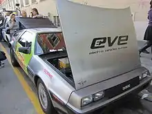 Photo d'une DeLorean, capot ouvert
