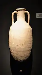 Photographie d'une Amphore de type Dressel 2-4, comparable à celles retrouvées sur le site de la butte d'Isle. Objet de provenance italique, ici exposé au musée de Soler Blasco de Xàbia (Espagne).