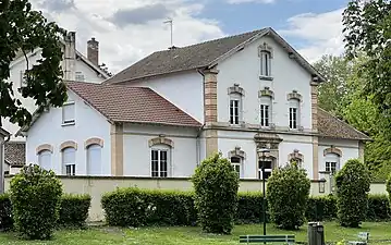 Un des bâtiments de l'école primaire.