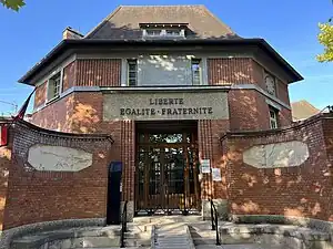 Photographie en couleur d'un bâtiment.