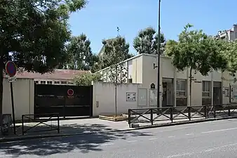 Écoles aux nos&nbsp;162-164.