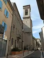 Le carillon de la Platé à gauche et en arrière-plan à droite l'Hôtel de Viviès.