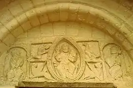 Tympan sculpté du XIIe&nbsp;siècle.
