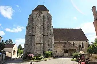 L'église Saint-Brice : le transept et la base du clocher sont du XIIIe&nbsp;siècle, la nef et le bas-côtés du XVIe&nbsp;siècle. Voir Thibaut de Marly.