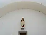 Une statue du Sacré-Cœur de Jésus placée au-dessus des tribunes