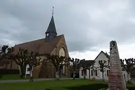 L'église, le monument aux morts et la mairie.