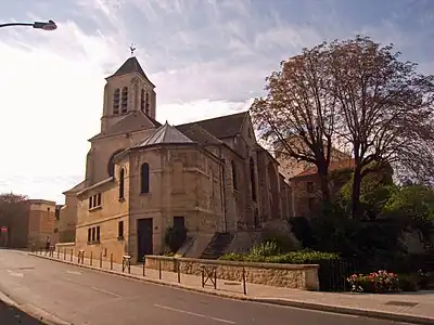 L'église Saint-Pierre-Saint-Paul, vue de la rue.