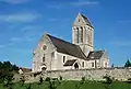 L'église vue depuis les bords de la Seulles.