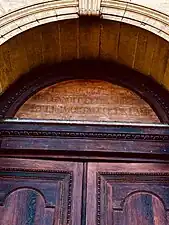 Inscription faite durant la Révolution, au tympan du porche principal.