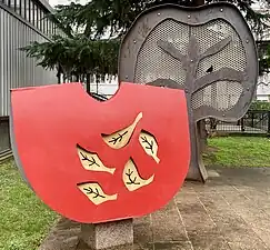 Statues dans le jardin de l’église.
