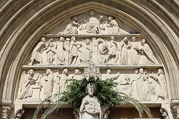 Le tympan du portail.