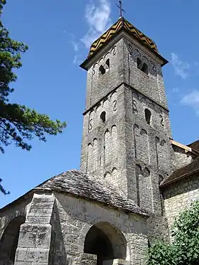 Le clocher (XIe&nbsp;siècle) de l'église Saint-Étienne.