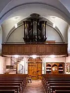 Entrée principale et tribune de l'orgue.