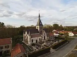 Église de Saint-Rémy-sur-Bussy, vue sur les façades Sud et Ouest.